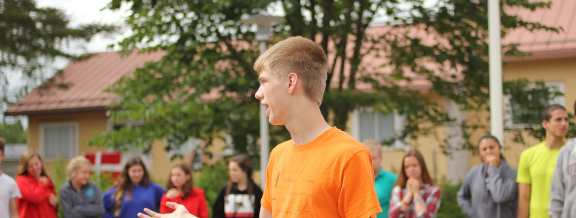 Nuori selittää aktiviteettia ryhmälle