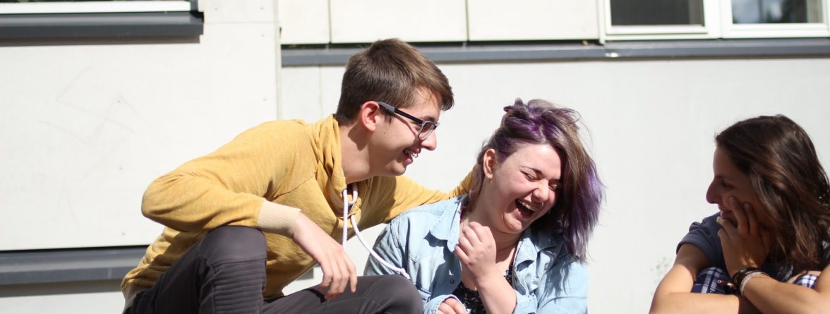 Tyttö ja poika nauravat