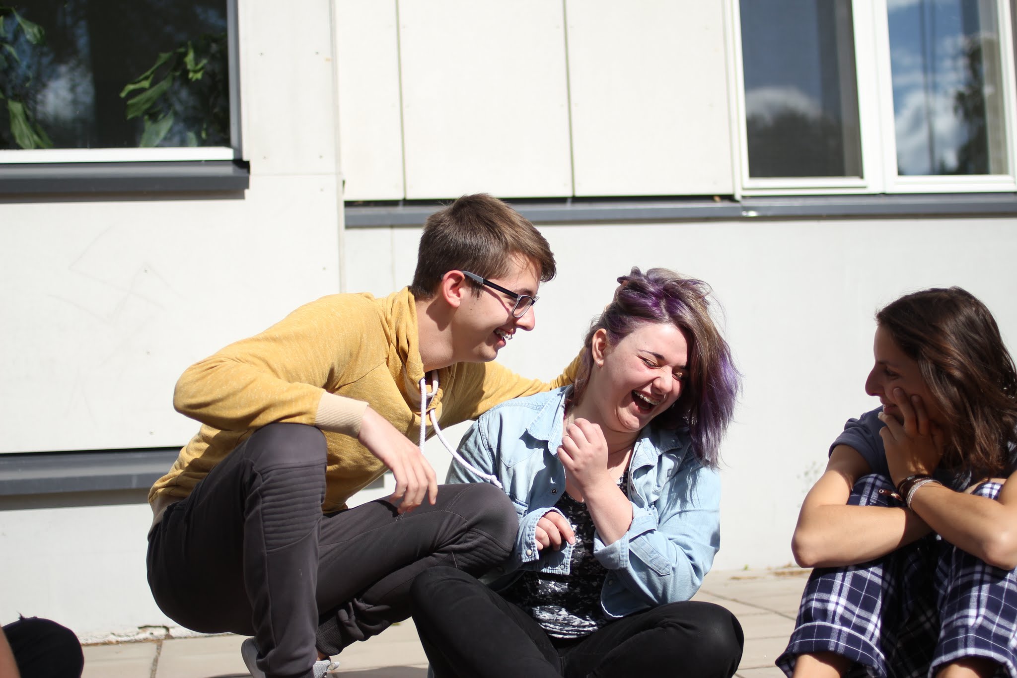 Tyttö ja poika nauravat