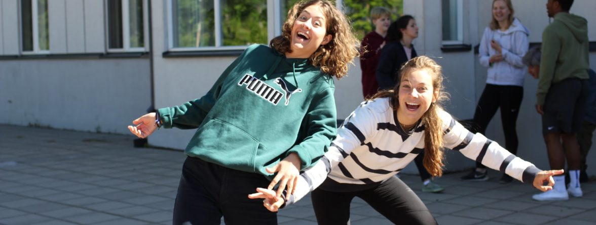 Kaksi IYM-nuorta pelleilevät kameralle