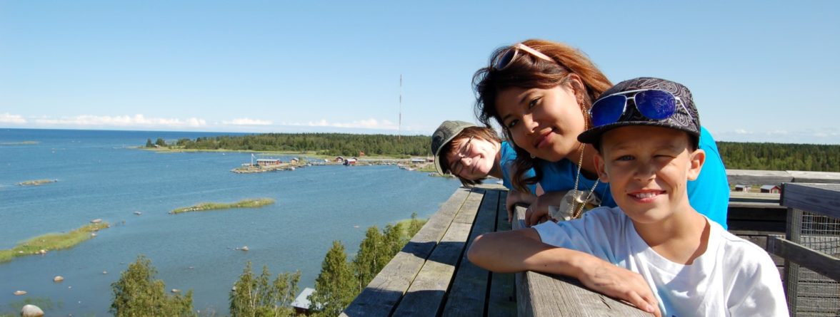 Vetäjä ja kaksi 11-vuotiasta osallistujaa näkötörnissa