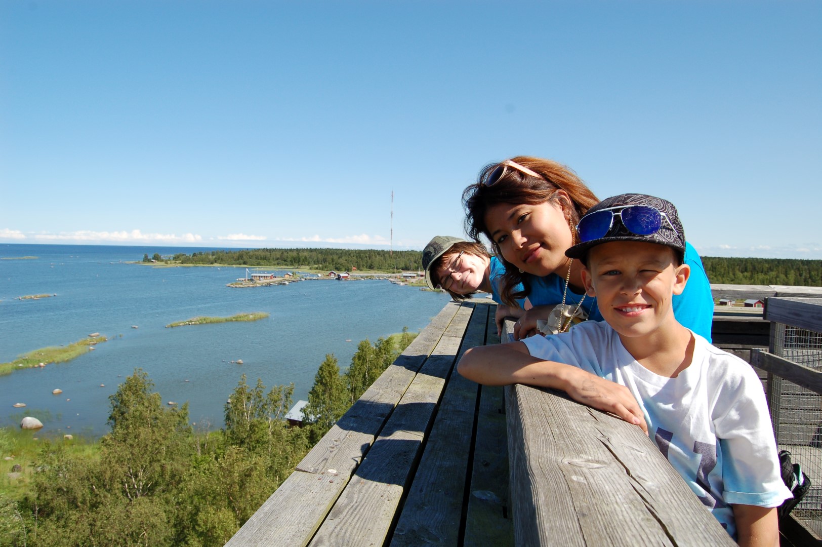 Vetäjä ja kaksi 11-vuotiasta osallistujaa näkötörnissa